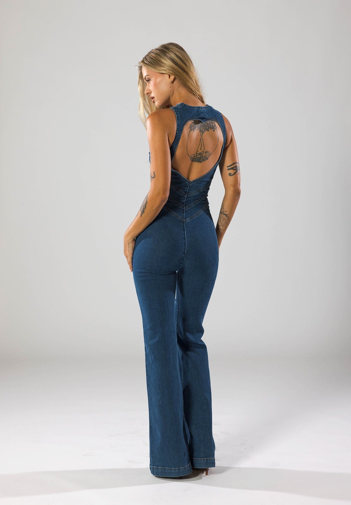 Tuta in denim da donna con scollo a V