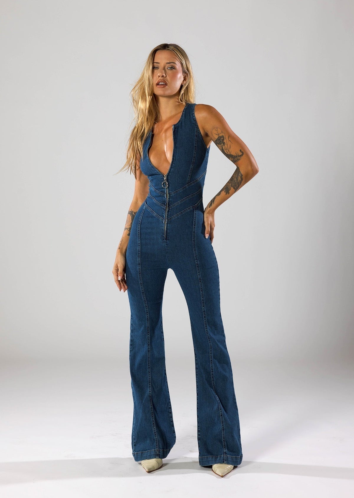 Tuta in denim da donna con scollo a V