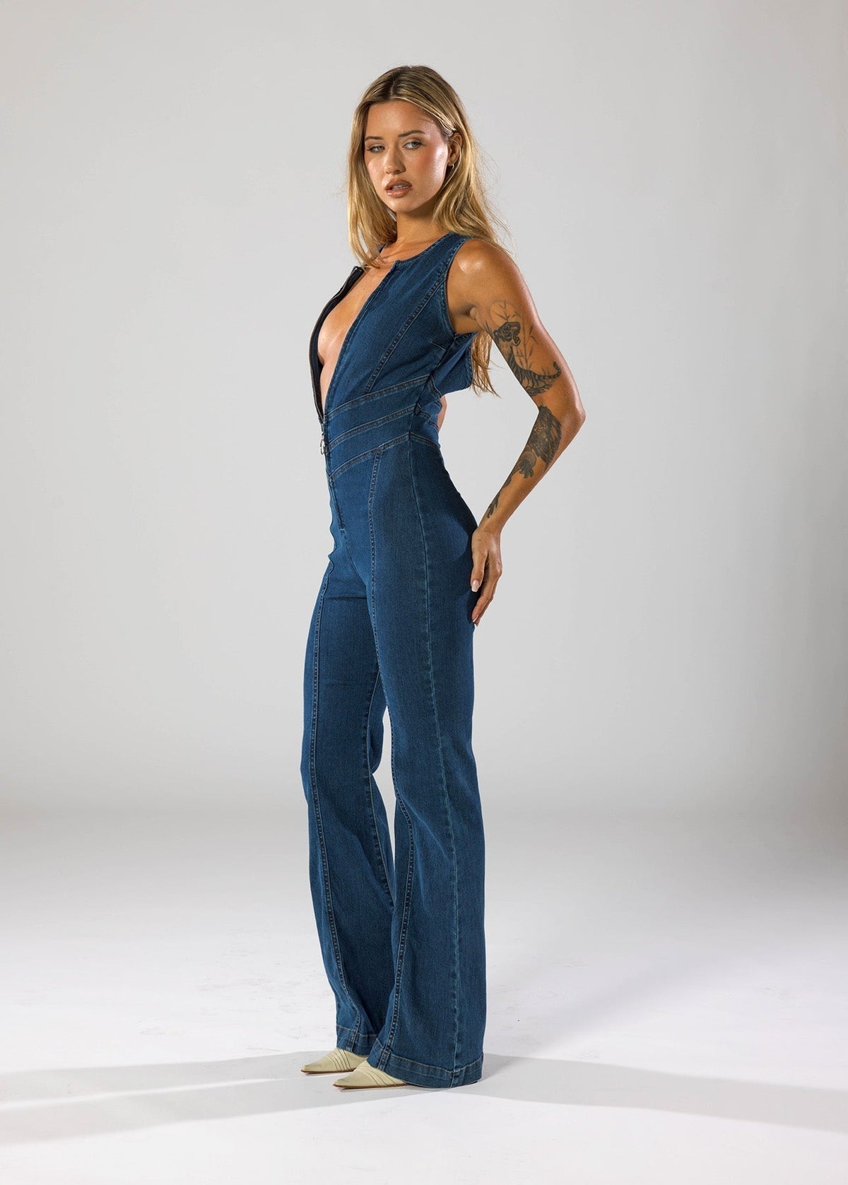 Tuta in denim da donna con scollo a V