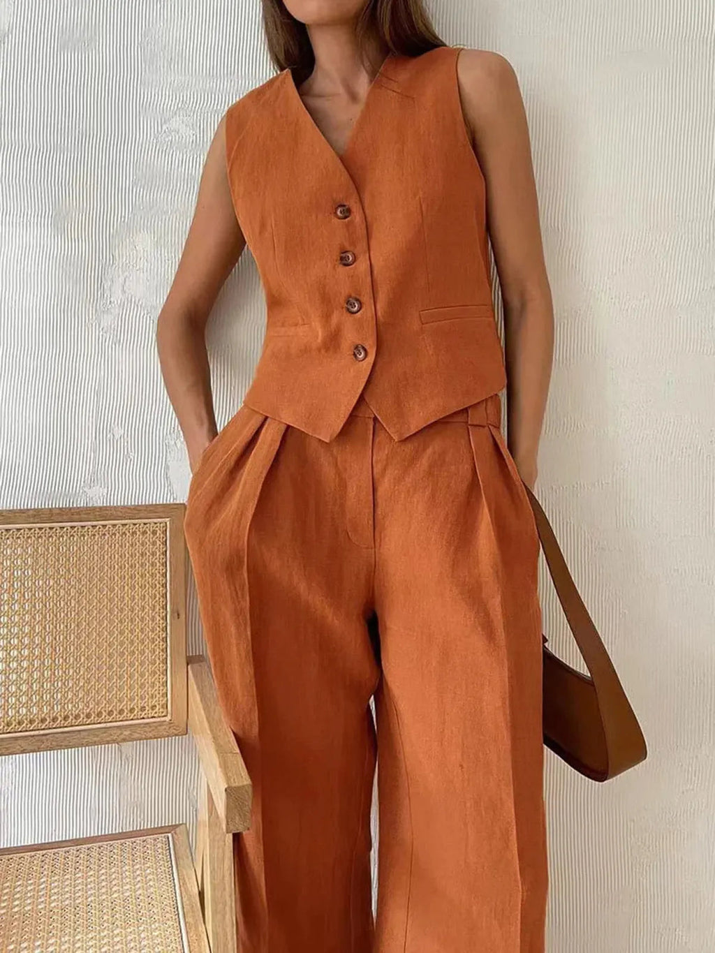 Completo da donna in lino composto da due pezzi con gilet strutturato