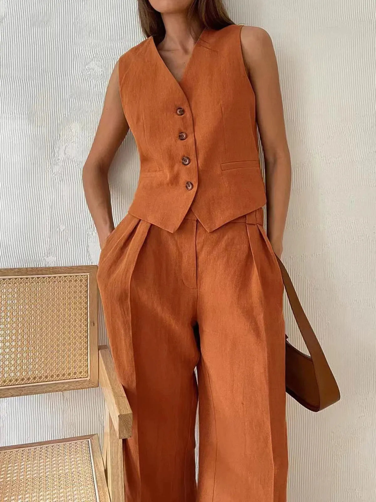 Completo da donna in lino composto da due pezzi con gilet strutturato
