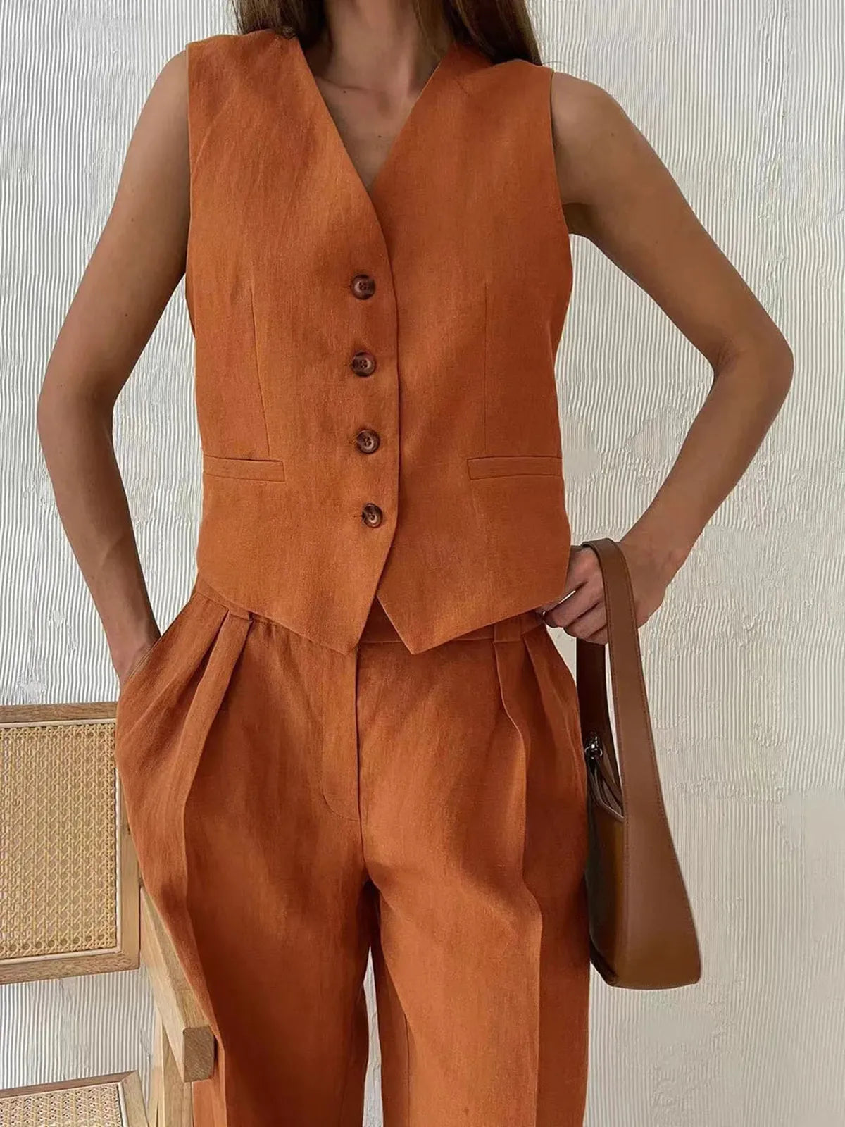 Completo da donna in lino composto da due pezzi con gilet strutturato