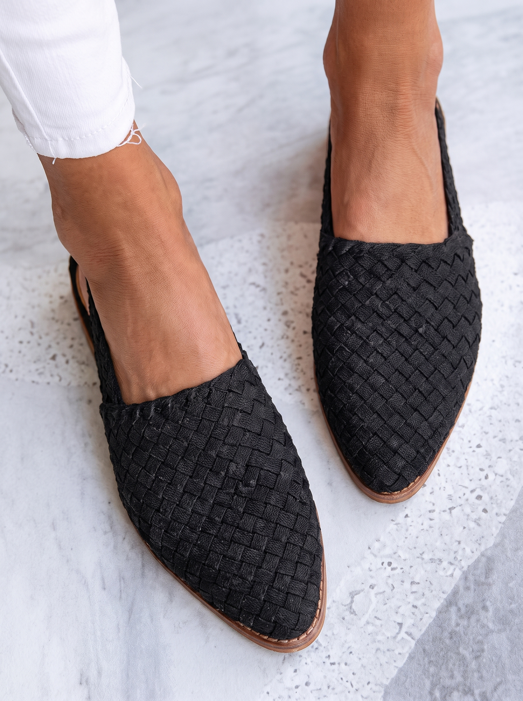 Women's Pointed Toe Flat Buckle Sandals for Casual Wear