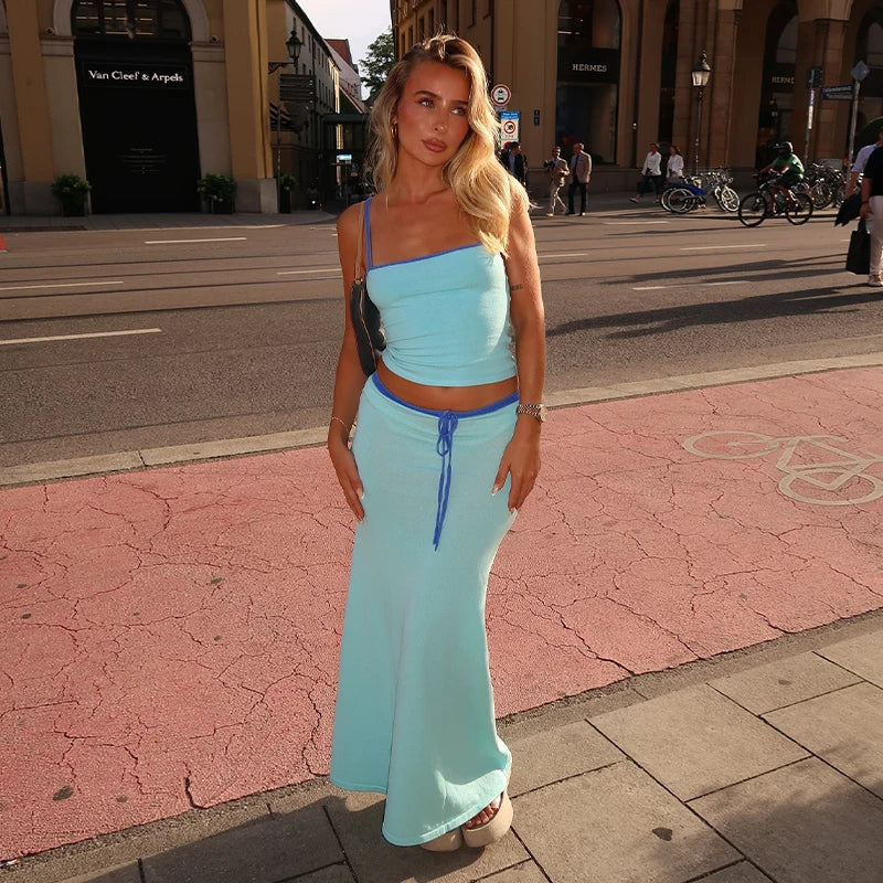Completo da donna composto da due pezzi, con gonna lunga e crop top