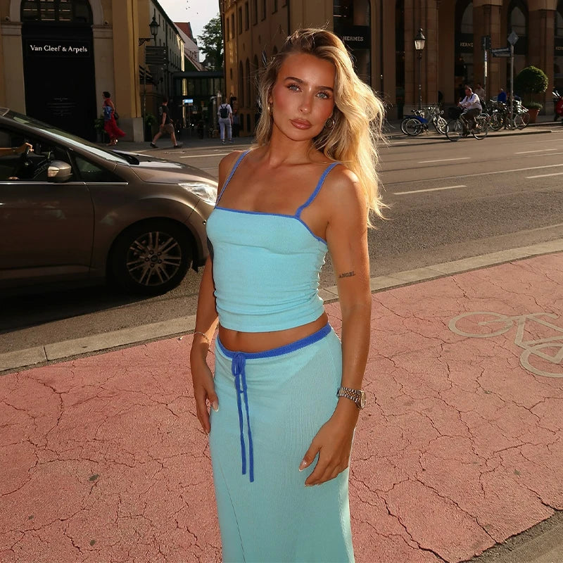 Completo da donna composto da due pezzi, con gonna lunga e crop top
